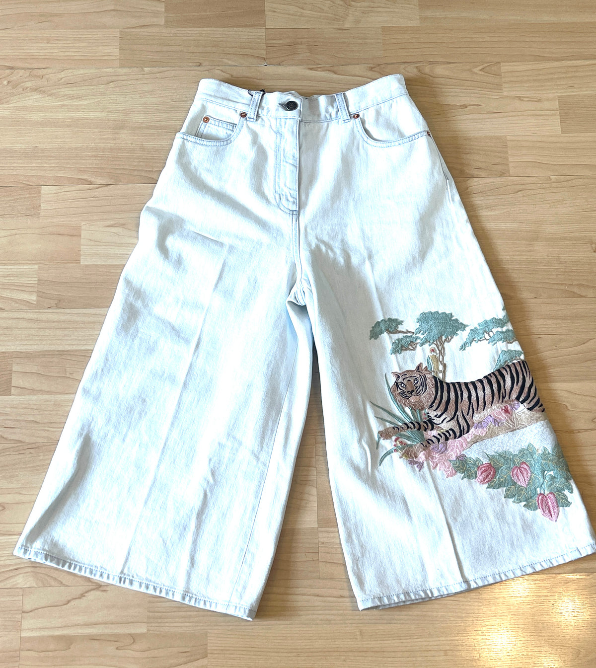 Gucci Denim and embroidered Tiger Long Shorts/ 3/4 Jeans