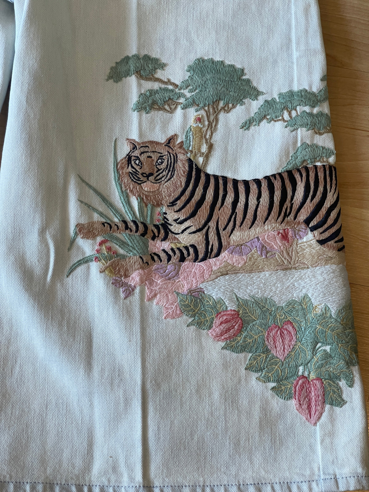 Gucci Denim and embroidered Tiger Long Shorts/ 3/4 Jeans
